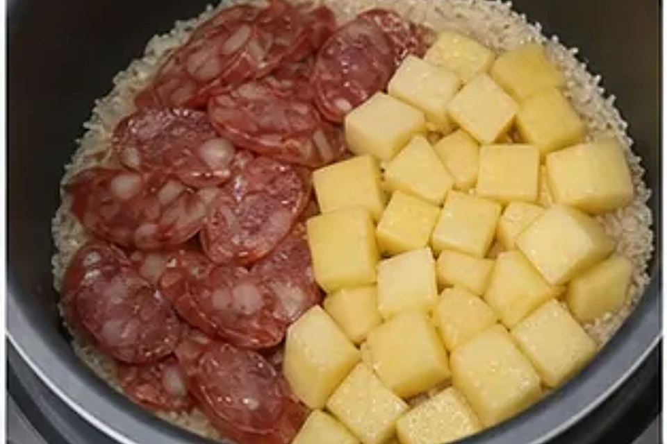 腊肠土豆焖饭 第2步操作图