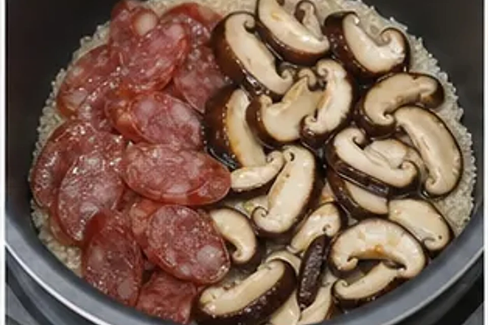 香菇腊味焖饭 第2步操作图