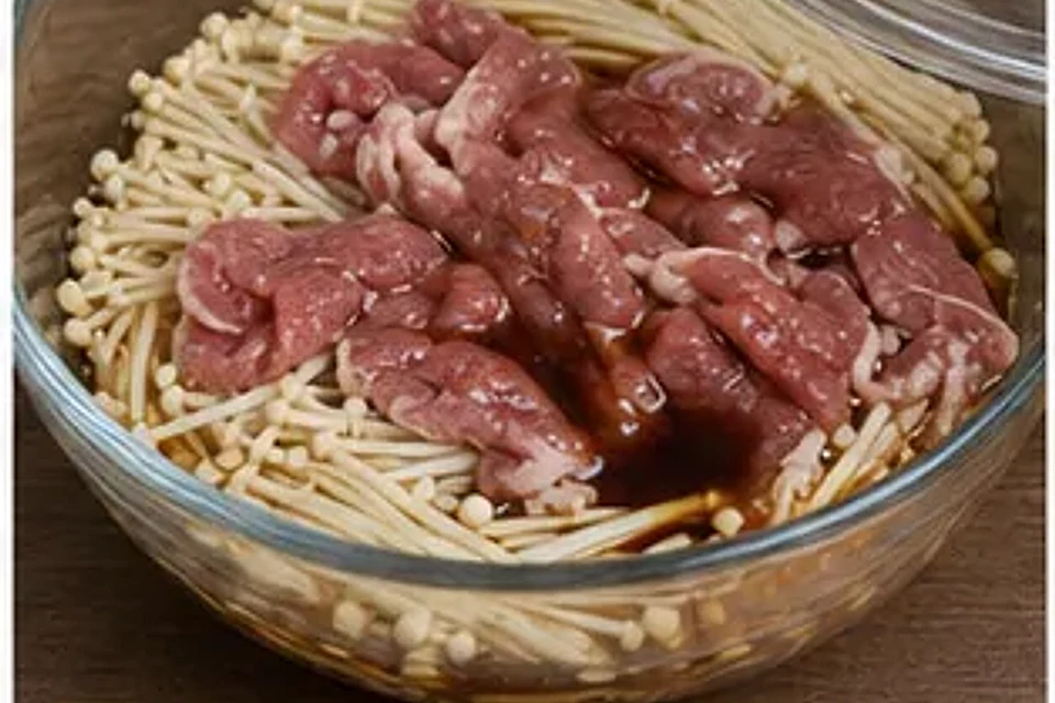 微波炉金针菇肥牛 第2步操作图
