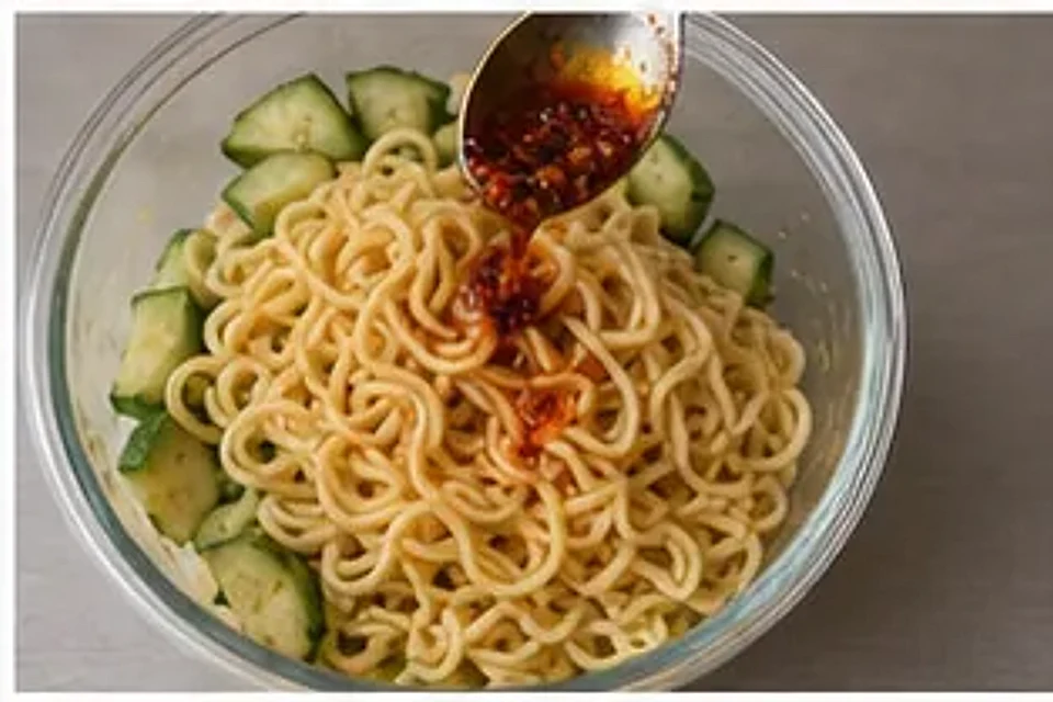 柠檬酸辣凉泡面 第2步操作图