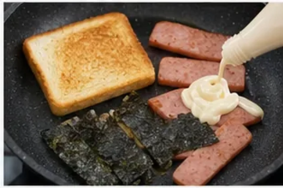 午餐肉紫菜吐司卷 第2步操作图