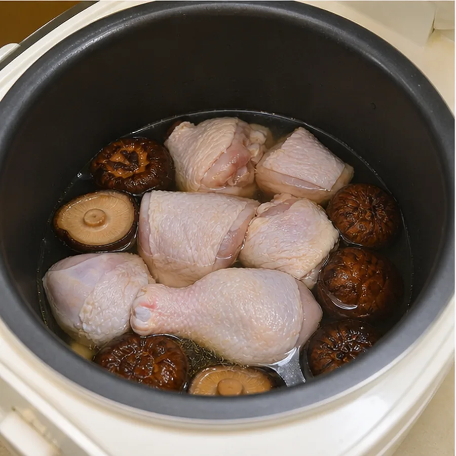 电饭煲香菇鸡汤 第2步操作图